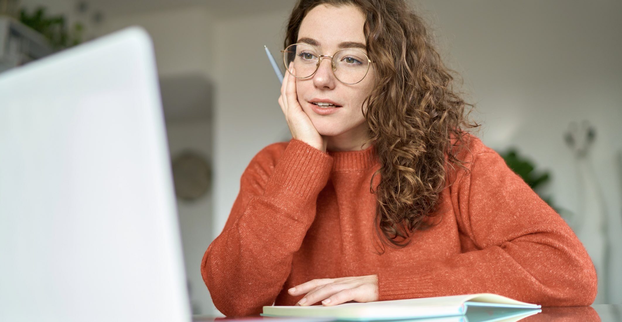 ragazza che studia a pc esempio di lifelong learning