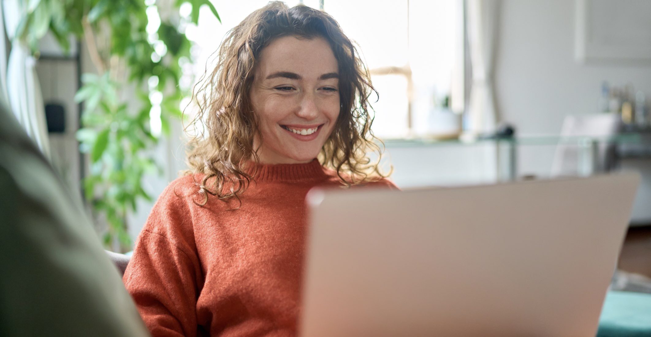 ragazza che lavora da casa grazie alla digital transformation